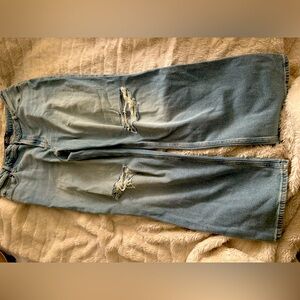 HOLLISTERS Women's
Ultra HighRise Ripped Light Wash Dad Jeans, LIGHT RIPPED WASH